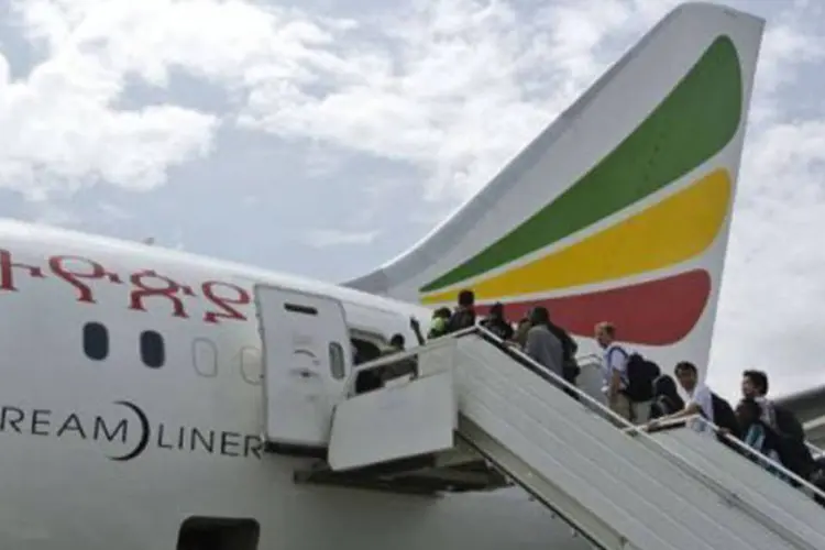 Passageiros embarcam no Boeing 787 Dreamliner da Ethiopian Airlines (©afp.com / Jenny Vaughan)