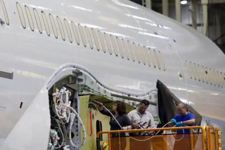 Montagem do 787-9 Dreamliner: avião possui 6,1 metros a mais do que o atual modelo de produção, o 787-8, permitindo-lhe transportar mais 40 passageiros (Patrick T. Fallon/Bloomberg)