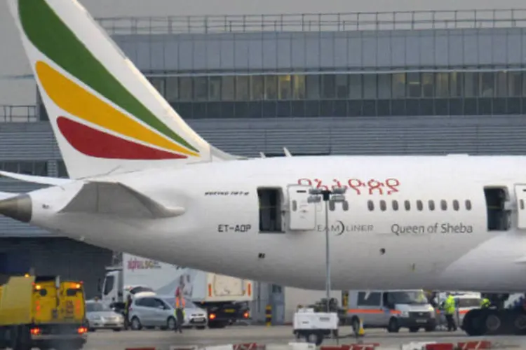 Equipes de emergência atendem o Boeing 787 Dreamliner, operado pela Ethiopian Airlines, que pegou fogo no aeroporto britânico de Heathrow, em 12 de julho de 2013 (REUTERS / Toby Melville)