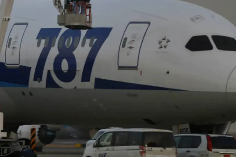 Um Boeing 787 da companhia All Nippon Airways (ANA) fez um pouso de emergência após apresentar problemas com as baterias (REUTERS / Toru Hanai)