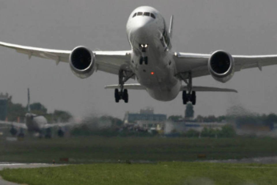 Dreamliner, da Boeing, retorna a Boston após alerta mecânico