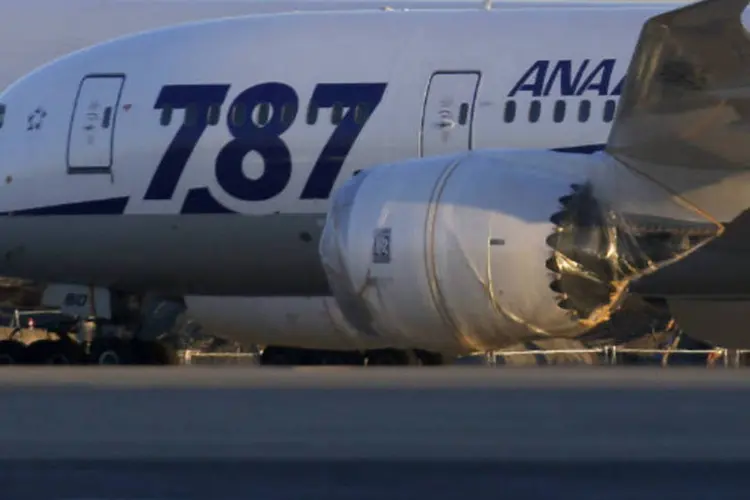 
	Avi&atilde;o Boeing 787 Dreamliner da ANA: modelo&nbsp;foi proibido de realizar voos em todo o mundo, em janeiro, depois que as baterias superaquecerem
 (REUTERS/Toru Hanai)