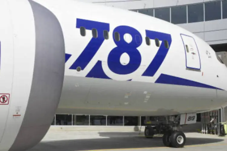 
	Boeing 787 em aeroporto: suspen&ccedil;&atilde;o dos voos come&ccedil;ou quando duas baterias de &iacute;on-l&iacute;tio superaqueceram em dois Dreamliners
 (Stephen Brashear/Getty Images)
