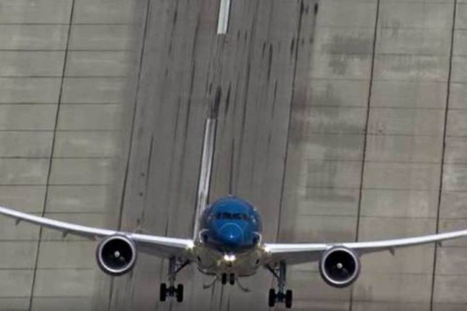 Boeing 787-9 faz impressionante subida quase vertical. Veja