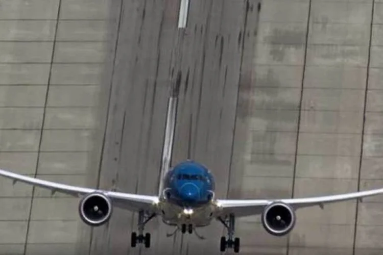 Aeronave decola a praticamente 90 graus (Reprodução/Boeing/Youtube)