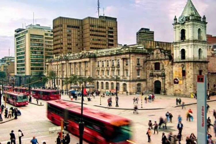 
	Bogot&aacute;:&nbsp;as autoridades ainda n&atilde;o se pronunciaram sobre as causas do acidente, embora testemunhas tenham afirmado que um dos motoristas perdeu o controle do ve&iacute;culo por causa de problemas nos freios.
 (John Coletti/Corbis/Latinstock)
