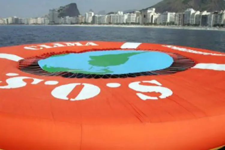 Boia salva-vidas usada em protesto do grupo ambientalista Greenpeace contra mudanças climáticas em frente a Copacabana, no Rio, em abril de 2007 (©AFP/Arquivo / Sergio Almeida)