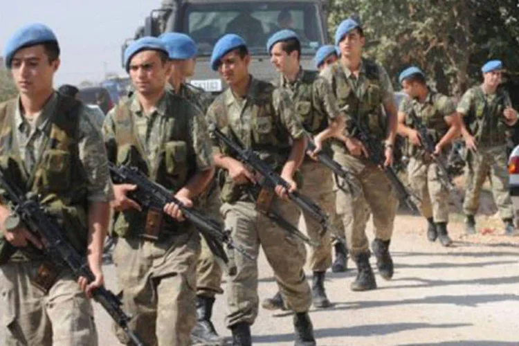 Soldados turcos assumem suas posições na fronteira com a Síria na cidade de Akçakale (©AFP / Bulent Kilic)