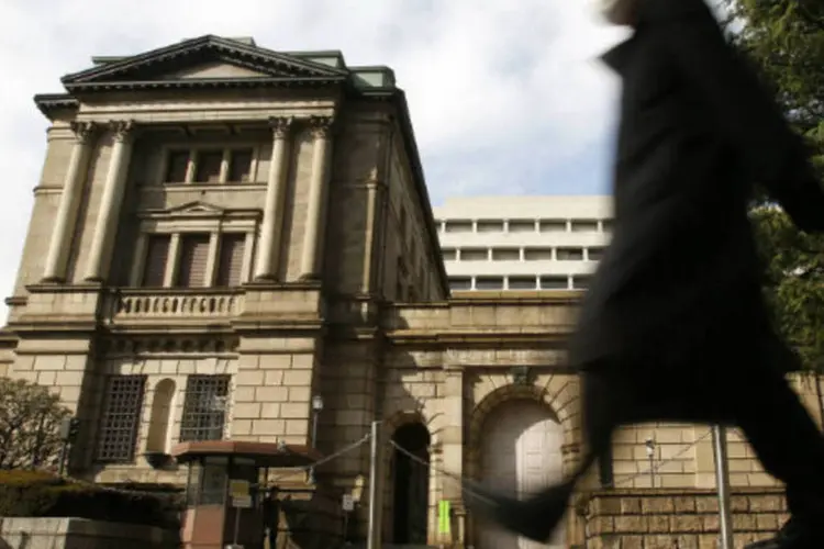 
	Homem passa em frente &agrave; sede do Banco do Jap&atilde;o: banco ir&aacute; revisar sua pol&iacute;tica em 3 e 4 de abril, a primeira reuni&atilde;o liderada pelo novo presidente Haruhiko Kuroda
 (REUTERS/Yuya Shino)