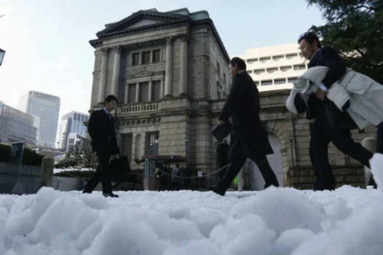 
	&quot;O primeiro-ministro Shinzo Abe deve apresentar os candidatos ao BoJ ap&oacute;s sua reuni&atilde;o com o presidente dos EUA, Barack Obama&quot;, afirmou o porta-voz do governo
 (REUTERS/Kim Kyung-Hoon)