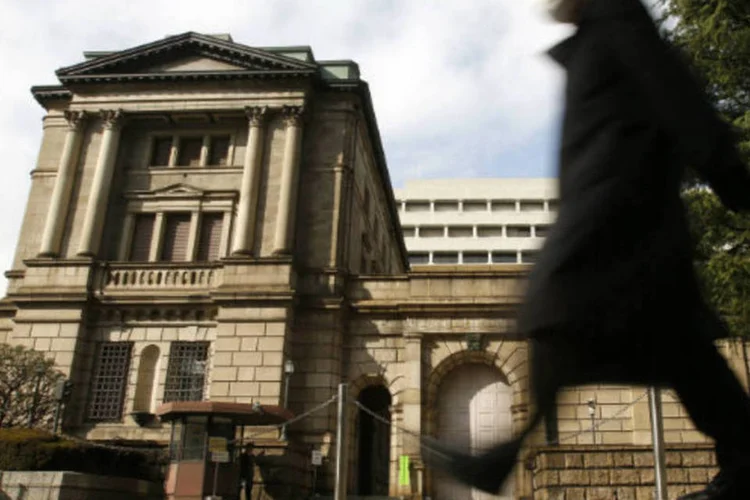 
	Homem passa em frente &agrave; sede do Banco do Jap&atilde;o (BoJ): autoridade deve manter a pol&iacute;tica frouxa atrav&eacute;s de mais aumentos nas compras de ativos
 (REUTERS/Yuya Shino)