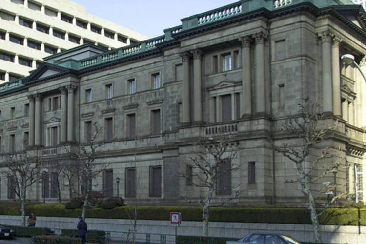 
	Sede do Banco Central do Jap&atilde;o: BC votou por unanimidade para manter sua promessa de elevar a base monet&aacute;ria, sua principal medida de pol&iacute;tica, a um ritmo anual de 60 trilh&otilde;es a 70 de trilh&otilde;es de ienes
 (Creative Commons)