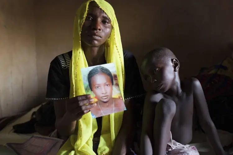 
	Rachel Daniel com a foto da filha Rose, uma das mais de 200 meninas sequestrada pelo Boko Haram, na casa da fam&iacute;lia em Maiduguri
 (Joe Penney/Reuters)