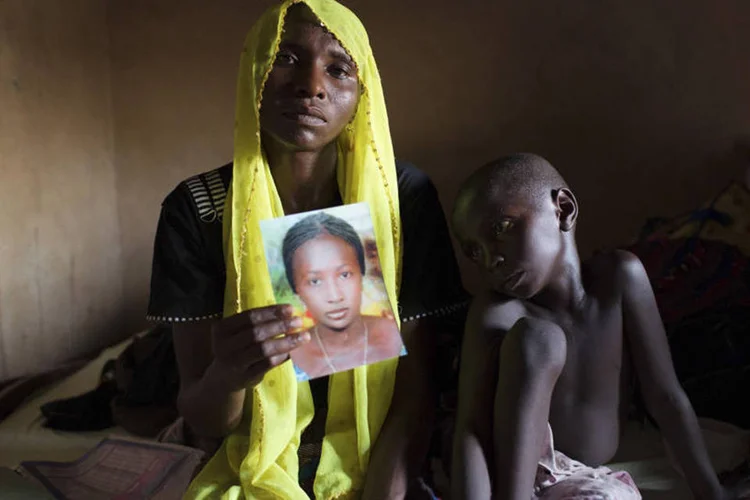 
	M&atilde;e com foto de filha sequestrada: ONU presta ajuda &agrave;s fam&iacute;lias das mais de 200 meninas sequestradas pelo Boko Haram
 (Joe Penney/Reuters)