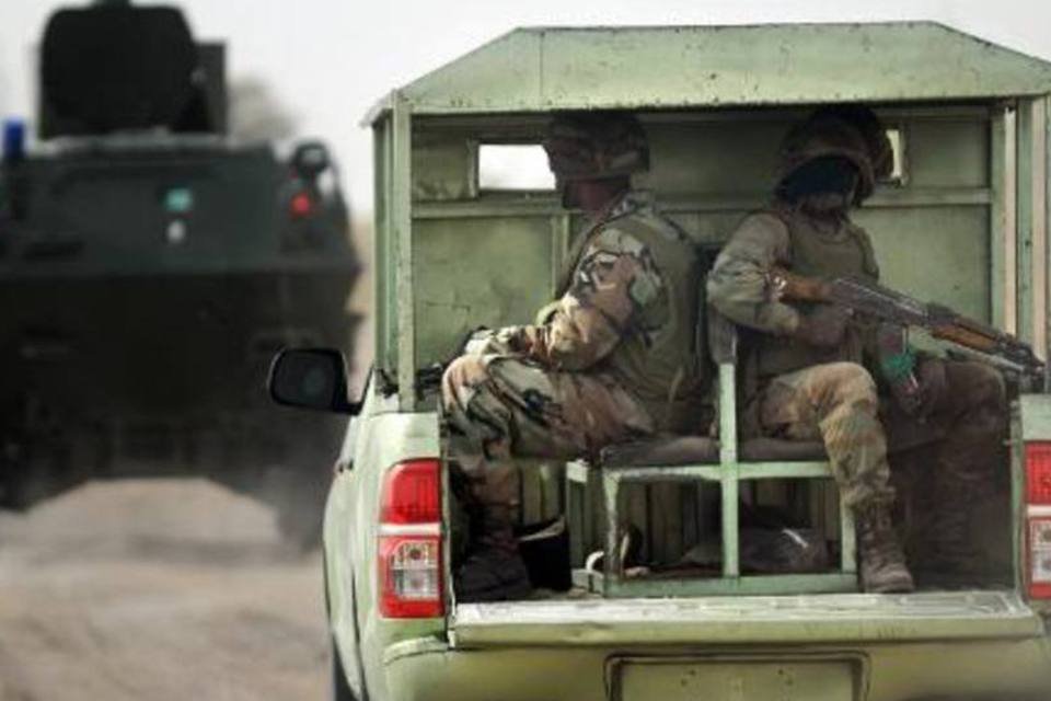 
	Soldados nigerianos: segundo depoimentos recolhidos pelos investigadores, havia mulheres e crian&ccedil;as entre as v&iacute;timas do confronto
 (Quentin Leboucher/AFP)