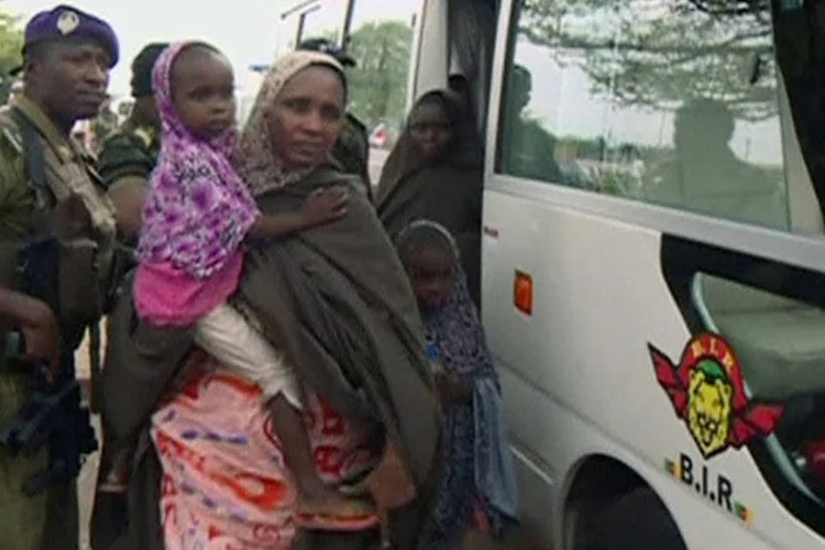 Mulher e criança, recentemente libertadas pelo Boko Haram, chegam a um hospital em Yaounde, Camarões (Reprodução/Reuters TV)