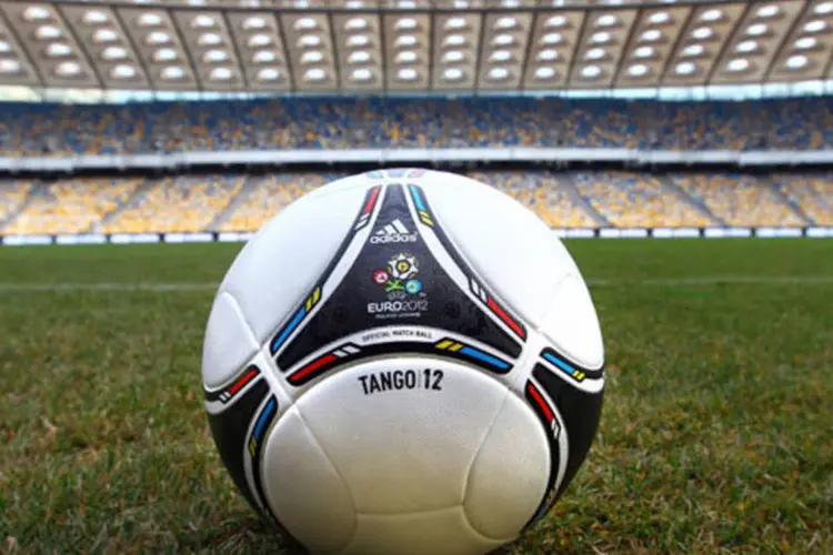 Bola oficial da Eurocopa 2012, que acontece do dia 8 de junho a 1º de julho (Divulgação/Getty Images)