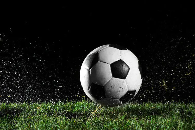 
	Bola em campo de futebol: mat&eacute;ria foi aprovada pelo Congresso em julho
 (Thomas Northcut/Thinkstock)