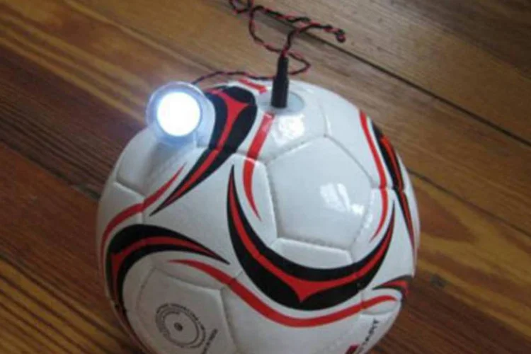 Com apenas 10 minutos de jogo, bola é capaz de manter acesa por até três horas uma pequena lâmpada LED . (Divulgação)