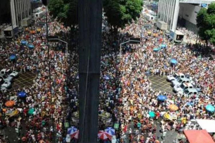 Desde o início da manhã, a avenida Rio Branco começou a se encher de gente de várias áreas da cidade (©afp.com / Vanderlei Almeida)