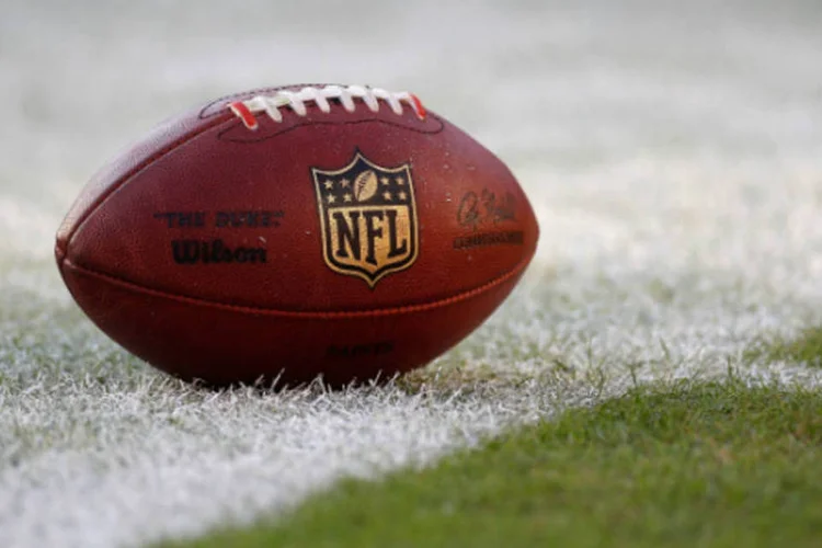 
	Bola de futebol americano: o Twitter, cujas a&ccedil;&otilde;es foram pouco alteradas durante a tarde, transmitir&aacute; 10 jogos gratuitamente
 (Getty Images)
