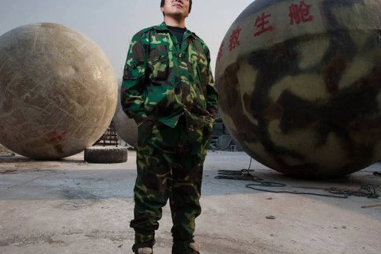 
	Liu Qiyuan posa entre suas c&aacute;psulas de sobreviv&ecirc;ncia em Pequim: &quot;se realmente acontecer um Apocalipse, posso dizer que constru&iacute; a sobreviv&ecirc;ncia da humanidade&quot;
 (Ed Jones/AFP)