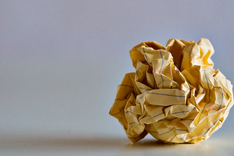 
	Bolinha de papel: a brincadeira realizada pelo professor faz parte uma de suas aulas para explicar o funcionamento de pr&oacute;tons.
