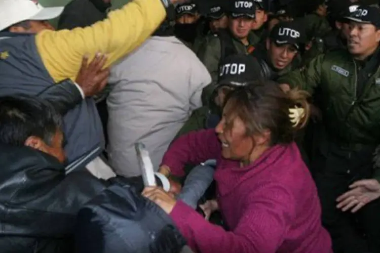 Policiais bolivianos em greve: motim policial começou na quinta-feira, quando os manifestantes tomaram a sede da polícia de combate a protesto do país e outras oito unidades (AFP)