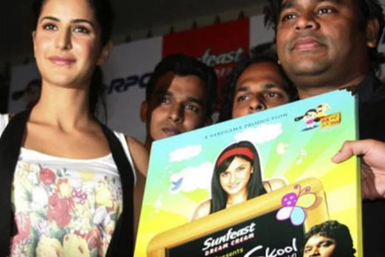 A Fox Star Studios classificou o filme como "o primeiro filme verdadeiramente global de Bollywood" (.)