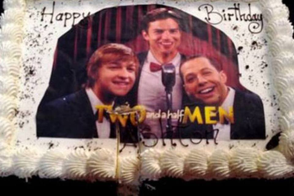 Ashton Kutcher celebra aniversário com bolo de 'Two and a Half Men'