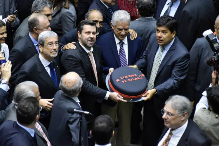 Bolo da oposição com a inscrição "Sem dias de Dilma 2", provocação em referência aos primeiros cem dias do segundo mandato da presidente (Zeca Ribeiro/Câmara dos Deputados)