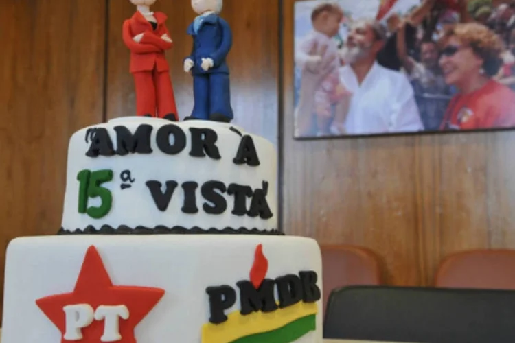 Bolo com os bonecos da presidenta Dilma Rousseff e do vice-presidente Michel Temer durante a última reunião da base aliada no primeiro semestre (Agência Brasil)