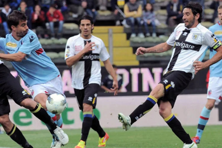 Partida entre Bolonha e Parma: entre os clubes que enfrentarão o processo estão o próprio Siena, Bologna, ambos da primeira divisão, além de Bari, Lecce e Grosseto (Dino Panato/ Getty Images)