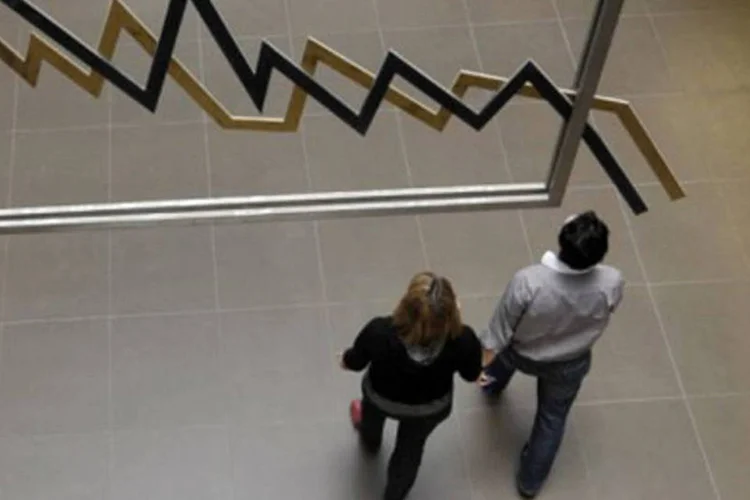 Bolsa de Valores de Atenas: reação ao plano de resgate para a Grécia foi positiva (.)