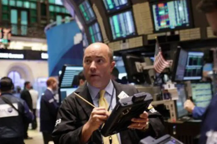 Operadores da Bolsa de NY: o declínio de hoje ocorreu logo após o Dow Jones ter fechado a sexta-feira com sua maior queda semanal desde a crise de 2008 (Spencer Platt/Getty Images/AFP)