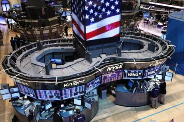 
	Bolsa de Nova York: na quinta-feira (15), o Dow Jones registrou sua terceira sess&atilde;o consecutiva de queda, fechando no menor n&iacute;vel em cinco meses
 (Spencer Platt/Getty Images)