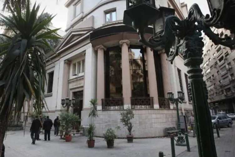 
	Bolsa do Cairo: protestantes tamb&eacute;m cercaram a Bolsa de Valores durante tr&ecirc;s horas.
 (Peter Macdiarmid/Getty Images)