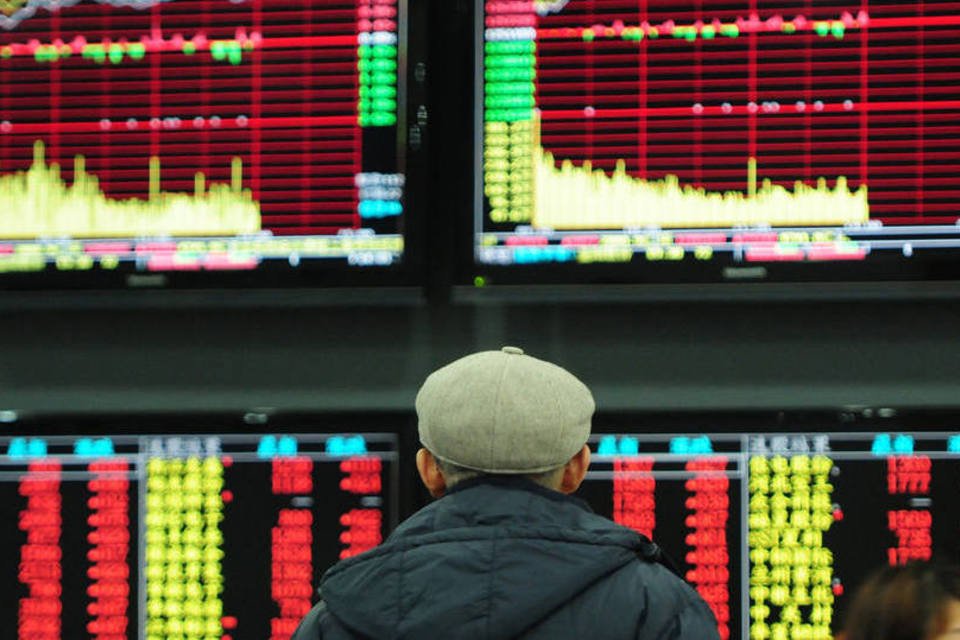 Mercados chineses caem com investidores esperando estímulos