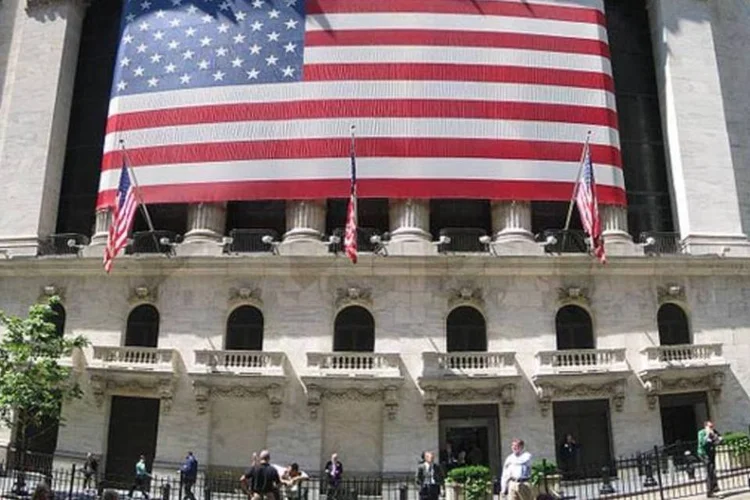 O consumo dos americanos e o aumento nos gastos do governo federal sustentam o crescimento econômico dos EUA, enquanto inflação e decisões do Federal Reserve continuam a influenciar o cenário. (Wikimedia Commons)
