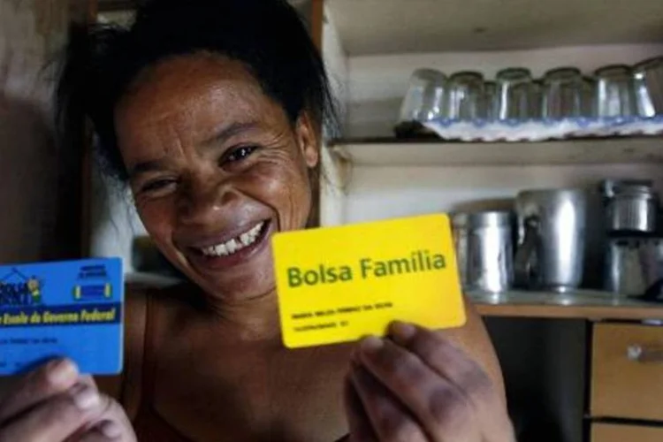 
	Bolsa Fam&iacute;lia: governo A&eacute;cio dar&aacute; mais do que &quot;simples distribui&ccedil;&atilde;o de renda&quot;, dizem representantes
 (Vanderlei Almeida/AFP)