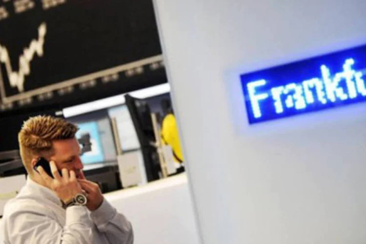 Investidor na Bolsa de Frankfurt: mercado alemão subia 4,5% às 8h da segunda-feira (10/5) (./Divulgação)