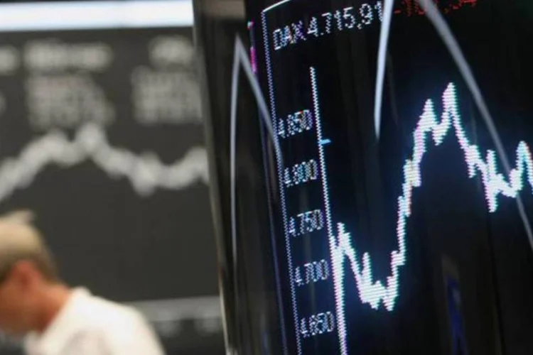 
	O &iacute;ndice DAX da Bolsa de Frankfurt caiu 0,39% e fechou a 7.473,73 pontos, recuperando-se levemente de uma nova m&iacute;nima em 2013 alcan&ccedil;ada no fim da sess&atilde;o
 (Ralph Orlowski/Getty Images)