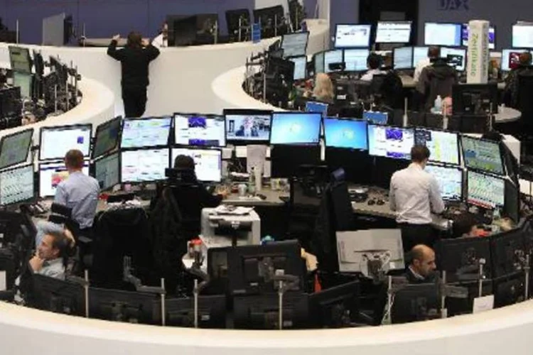 
	Bolsa de Frankfurt: a queda do mercado acion&aacute;rio grego ajudou a derrubar os &iacute;ndices dos pa&iacute;ses do sul da Europa
 (Daniel Roland/AFP)