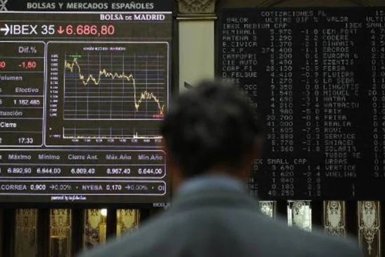 Homem observa bolsa de Madri: ajudas chegam a quantias milionárias, diz jornal (Pierre-Phlippe Marcou/AFP)