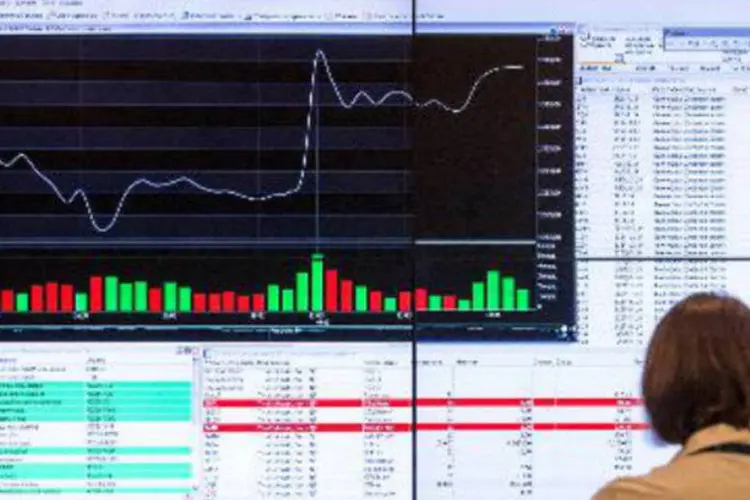 
	Mulher observa uma painel com dados econ&ocirc;micos da Bolsa de Moscou: Banco destaca que a R&uacute;ssia pode sofrer fuga de capitais
 (Dmitry Serebrayakov/AFP)