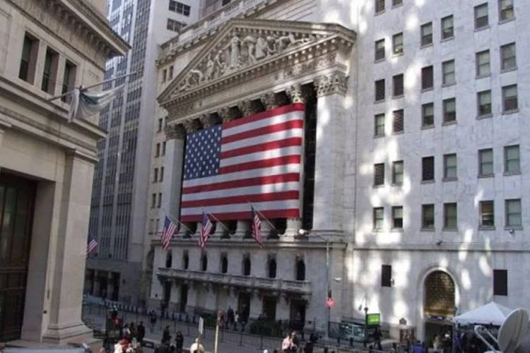 
	Wall Street: &agrave;s 11h30, o &iacute;ndice Dow Jones avan&ccedil;ava 0,17% e o S&amp;P 500 tinha valoriza&ccedil;&atilde;o de 0,18%
 (Wikimedia Commons)