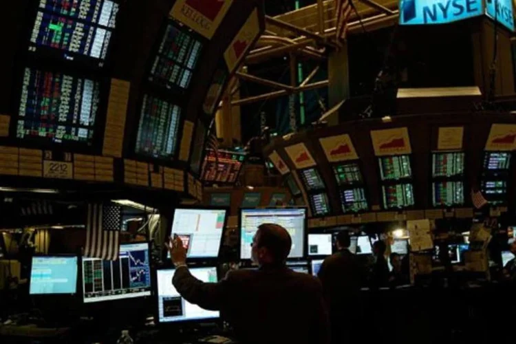 
	Bolsa de Nova York: &agrave;s 12h15 (de Bras&iacute;lia), o &iacute;ndice Dow Jones futuro subia 0,43%, o Nasdaq tinha ganho de 0,42% e o S&amp;P 500 avan&ccedil;ava 0,46%
 (Chris Hondros/Getty Images)