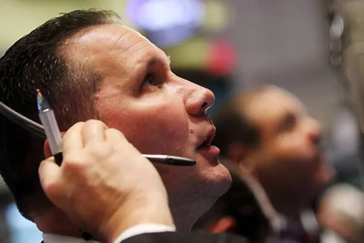 Operador da Bolsa de Nova York: o Dow Jones ganhava 0,75% e o Nasdaq subia 0,94% no início dos negócios (Getty Images)