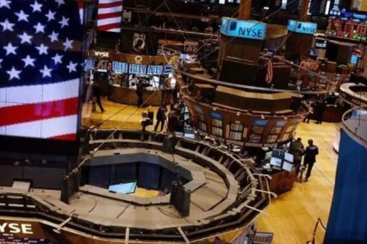
	Bolsa de Nova York: &agrave;s 14h08, o &iacute;ndice Dow Jones recuava 0,68 por cento, para 17.679 pontos
 (Spencer Platt/AFP)