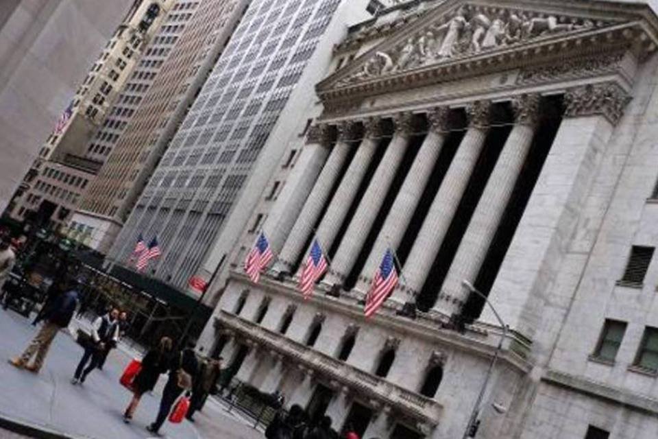 Bolsas de NY recuam com queda do petróleo e bancos europeus